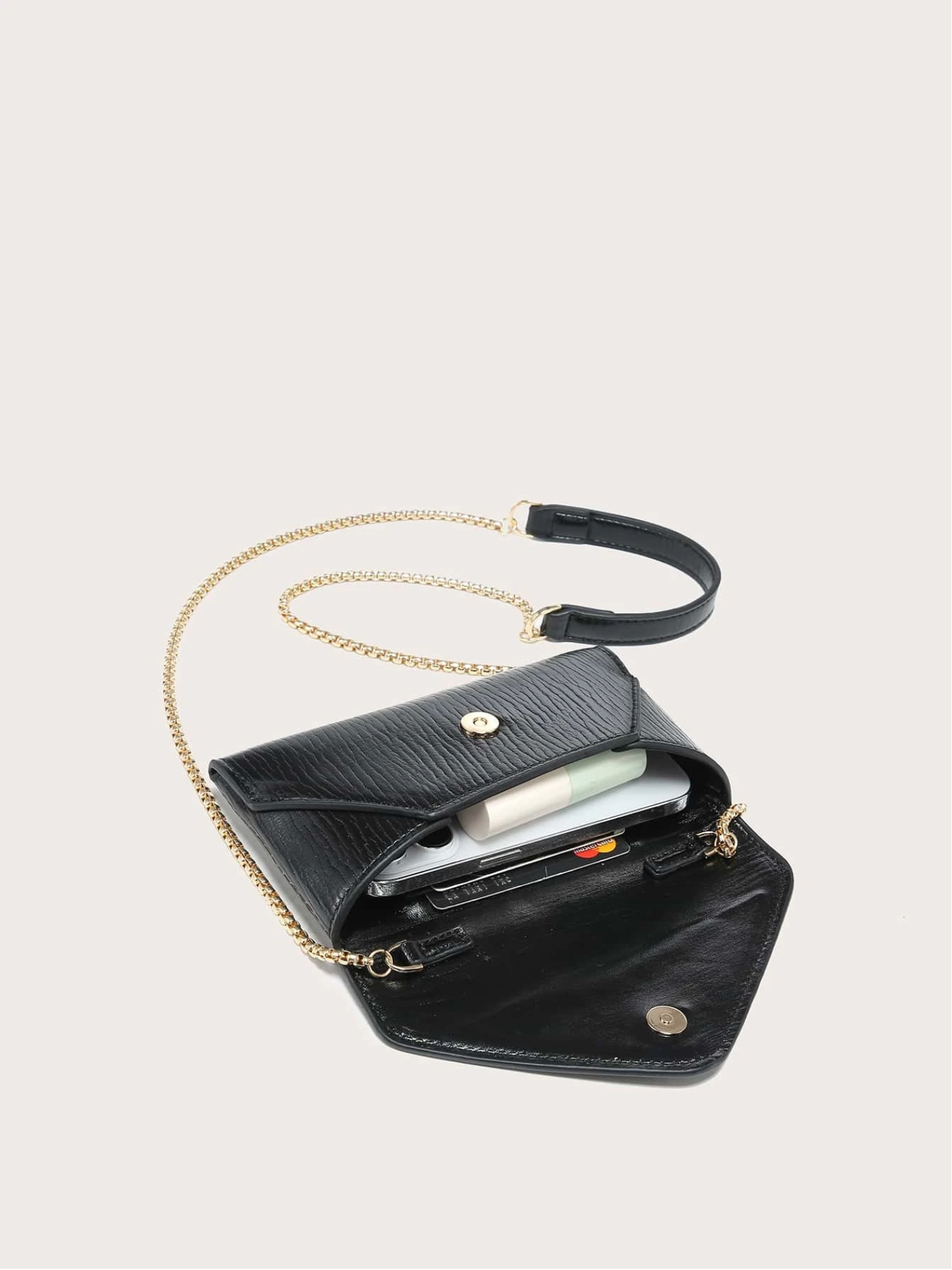 Bolso cartera sobre metálico textura