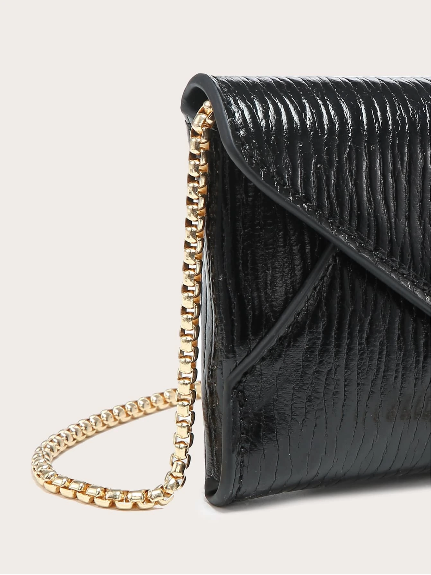Bolso cartera sobre metálico textura