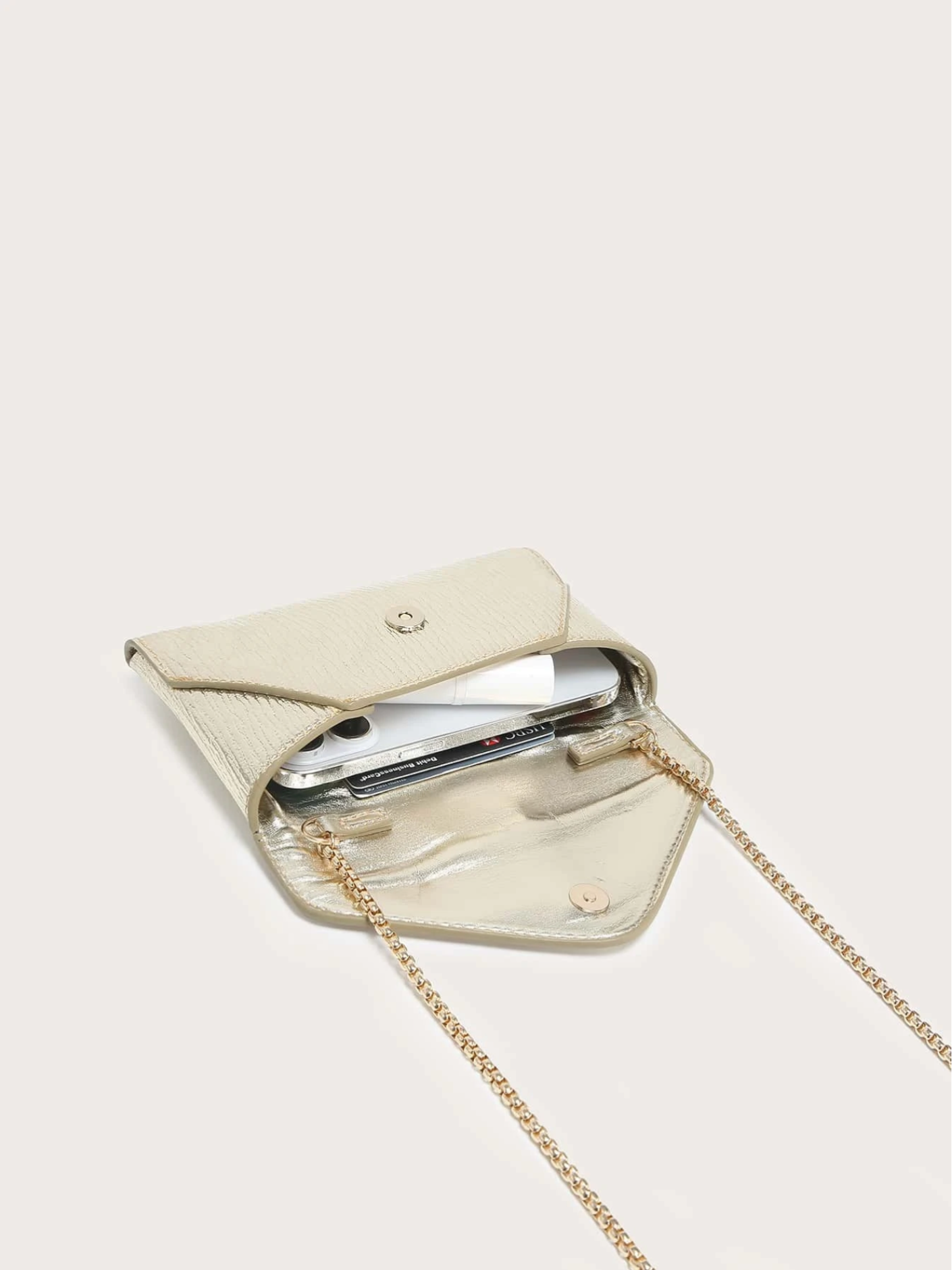 Bolso cartera sobre metálico textura