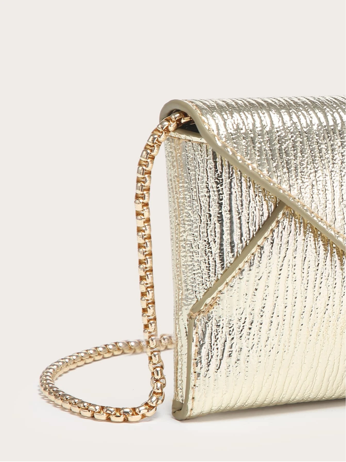 Bolso cartera sobre metálico textura