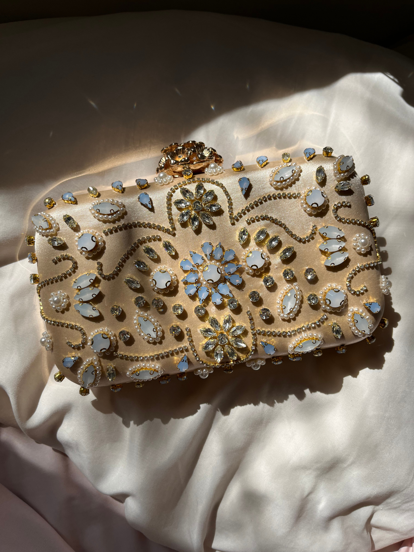 Bolso clutch bordado pedrería lunar