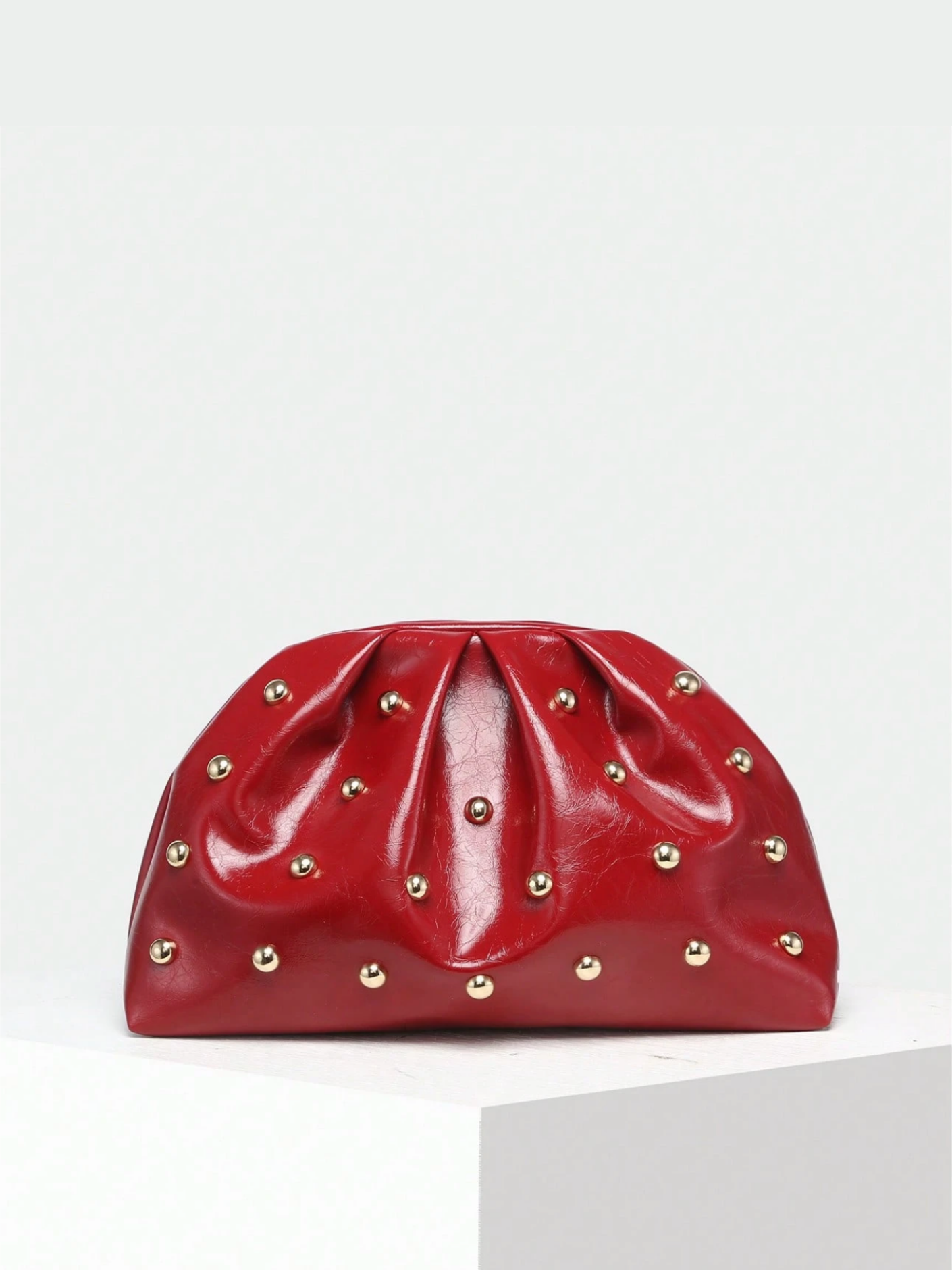 Bolso de mano rojo detalle metálico