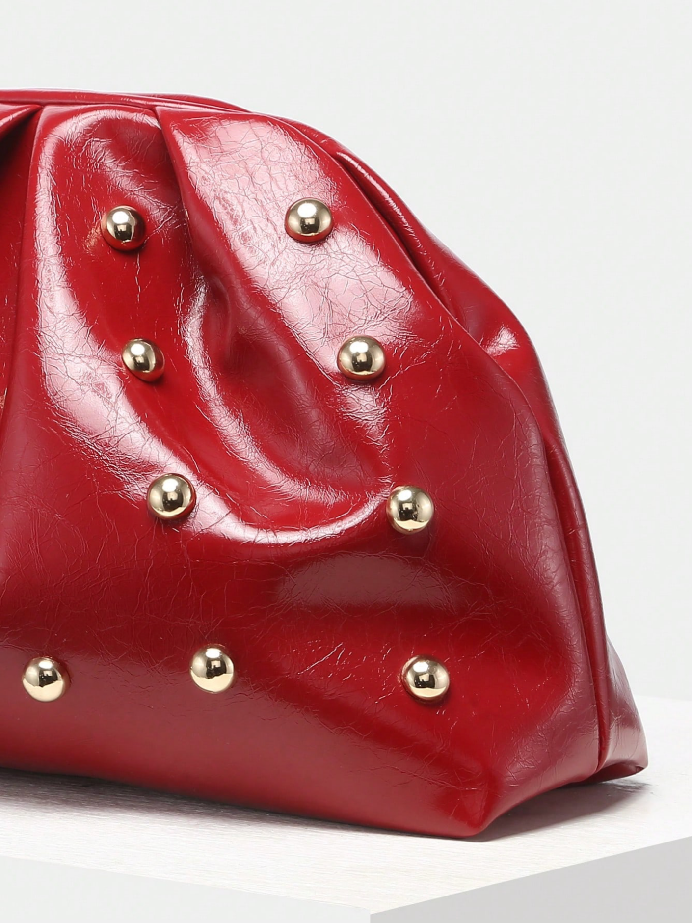 Bolso de mano rojo detalle metálico