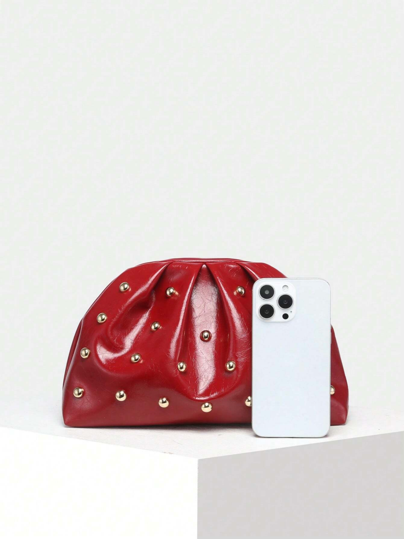 Bolso de mano rojo detalle metálico