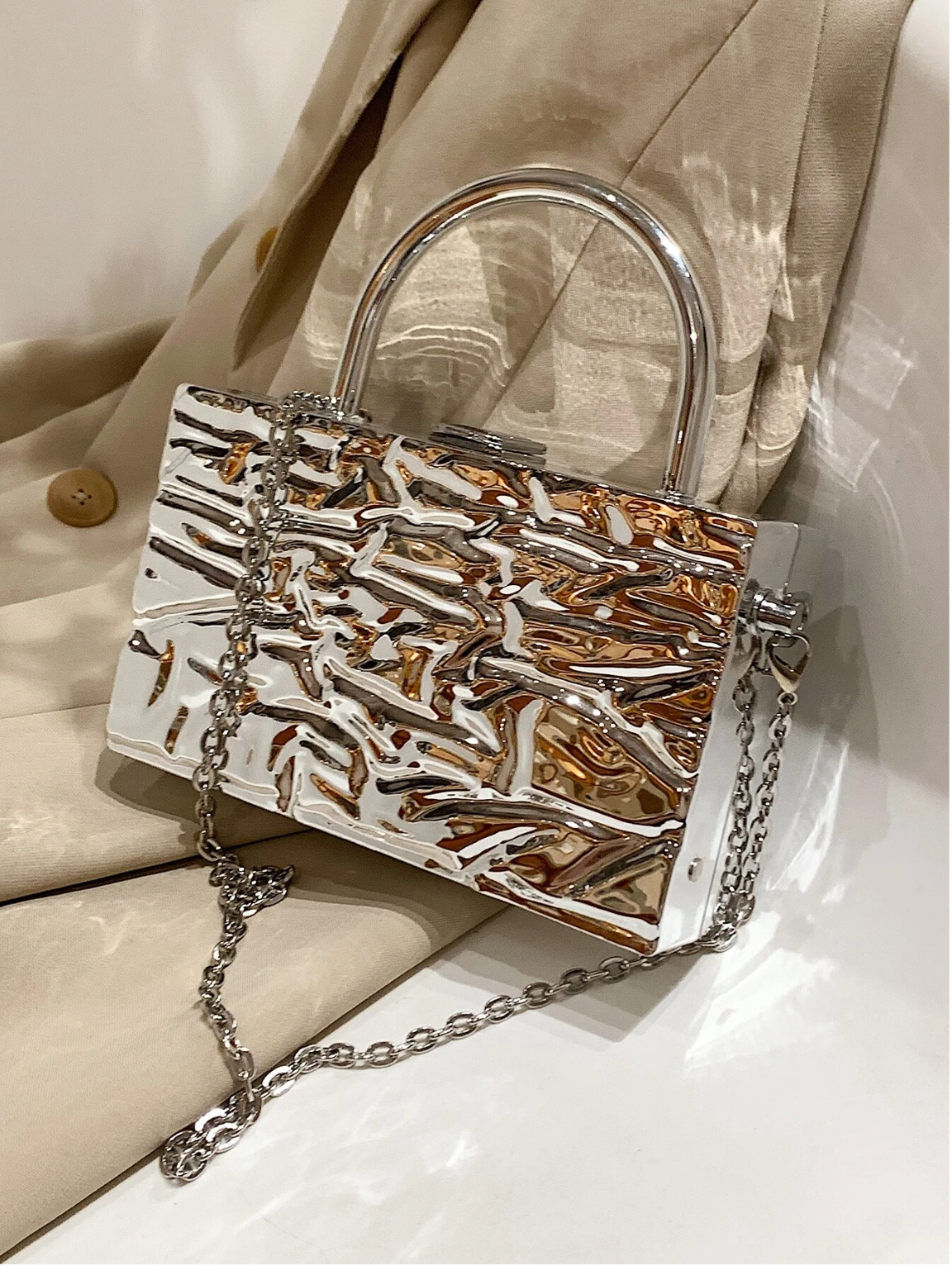 Bolso clutch metálico textura