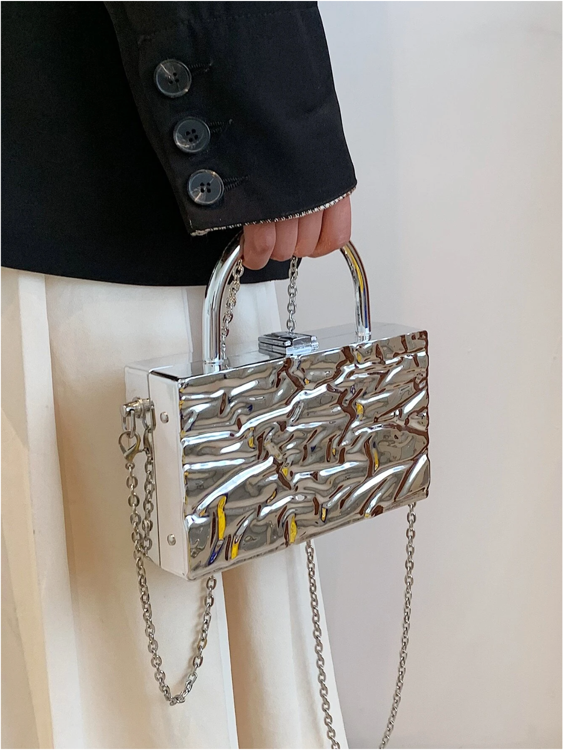 Bolso clutch metálico textura