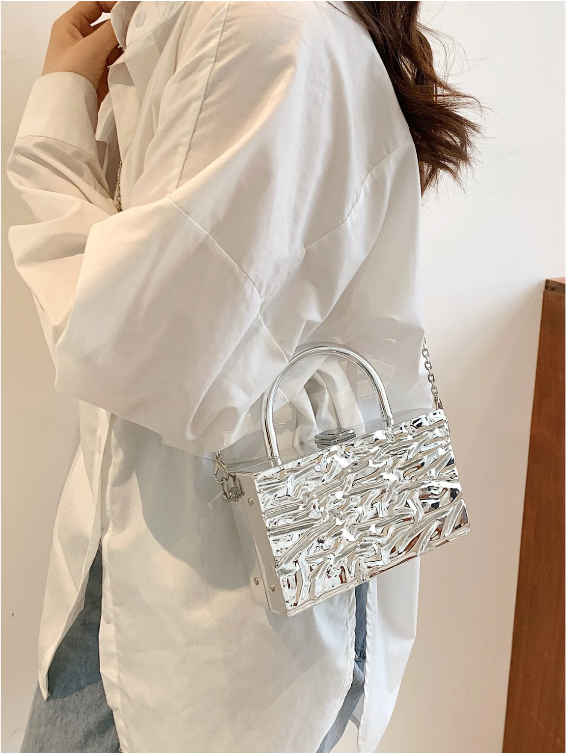 Bolso clutch metálico textura