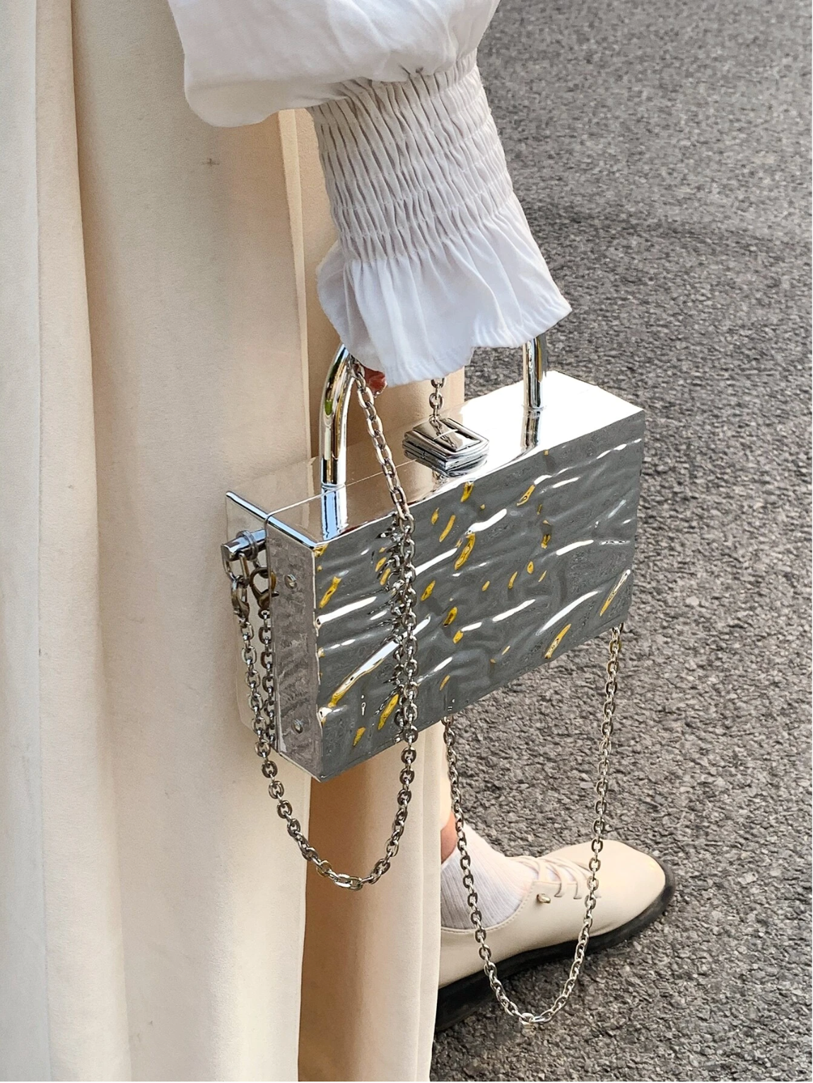 Bolso clutch metálico textura