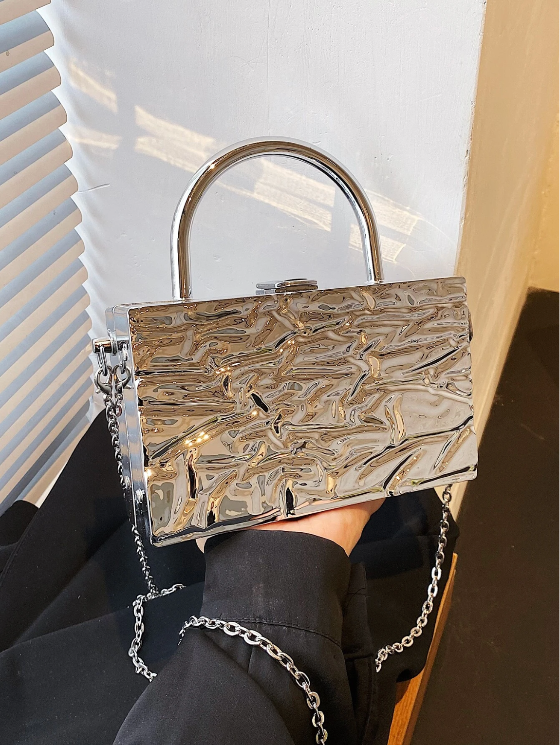 Bolso clutch metálico textura