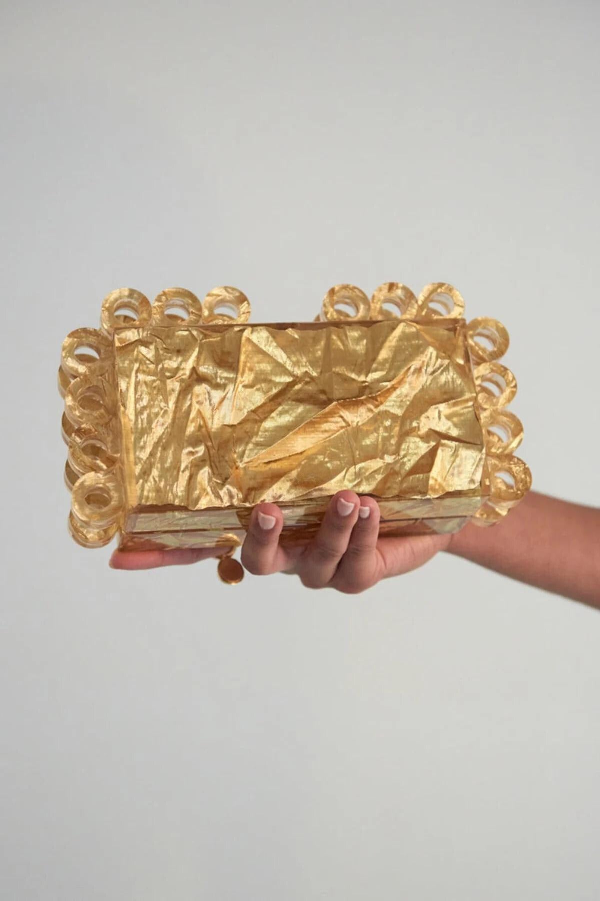 Bolso clutch metálico círculos