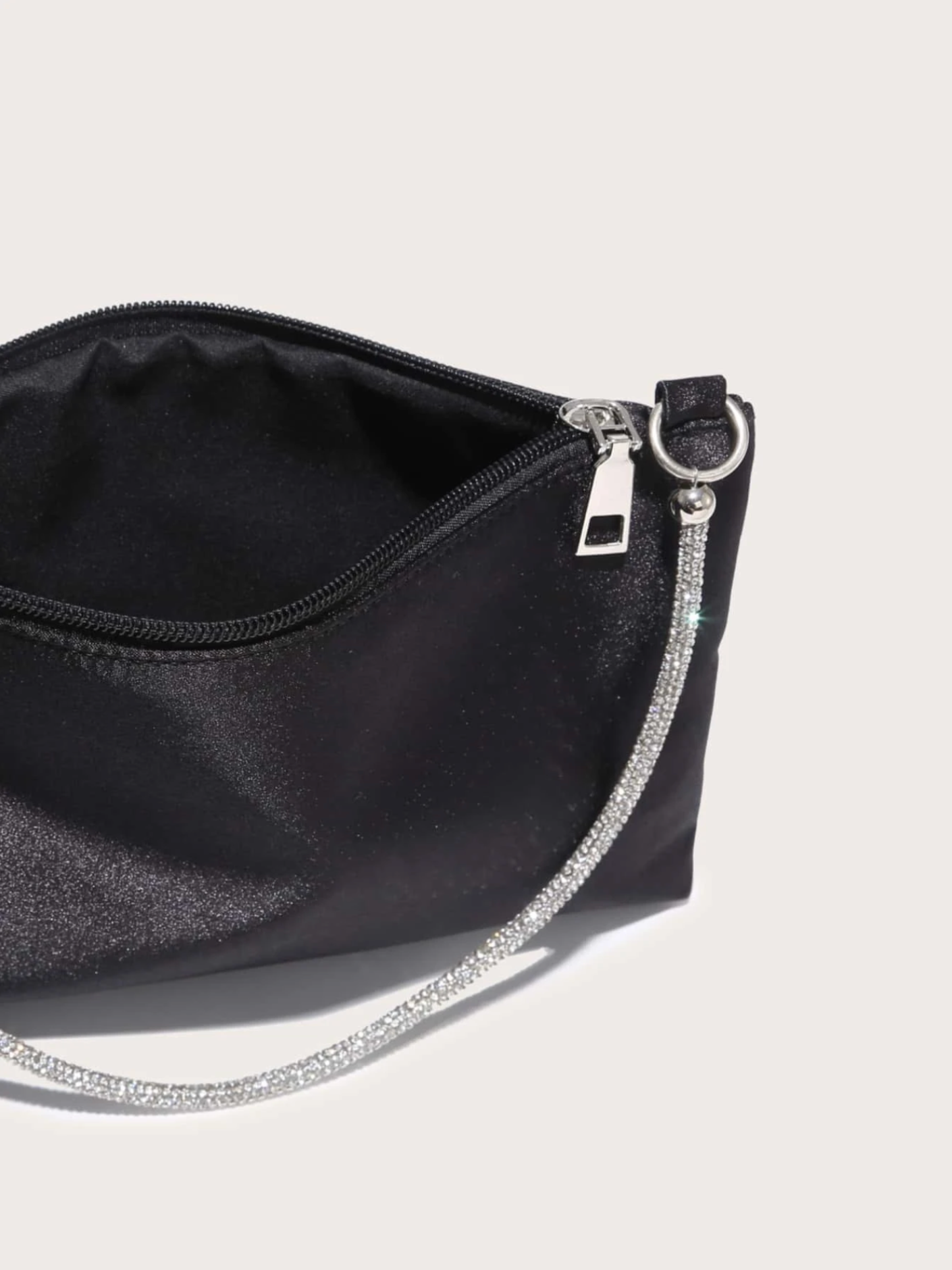 Bolso sobre satín diamantes