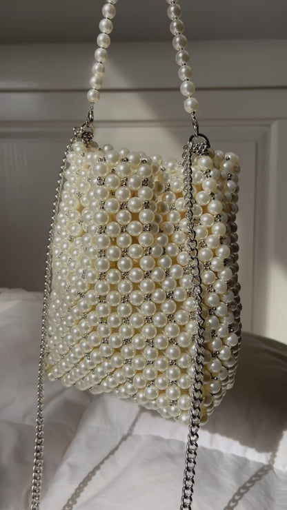 Bolso bucket perlas tejidas